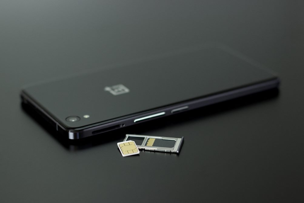 Teléfono con ranura eSIM y tarjeta SIM