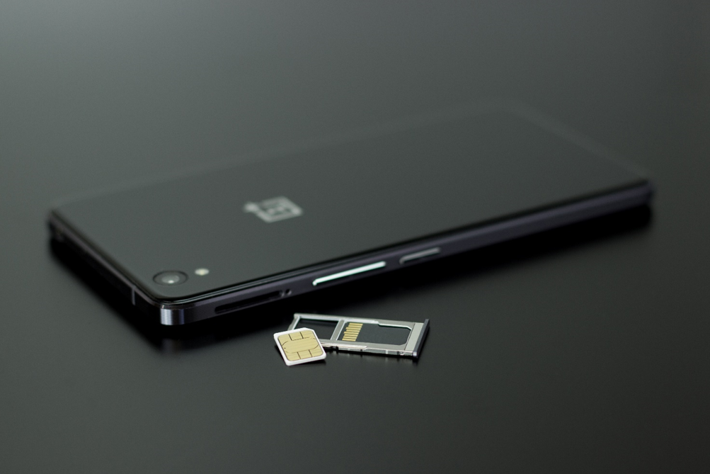 Telefon mit eSIM-Steckplatz und SIM-Karte