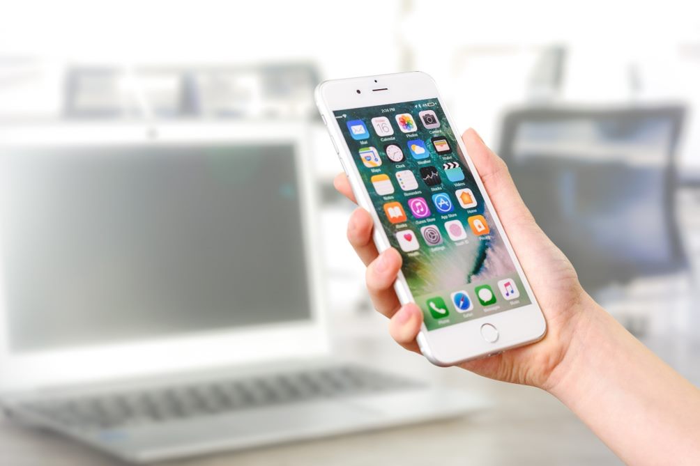 Cliente de eSIM Ireland con un teléfono inteligente compatible con eSIM