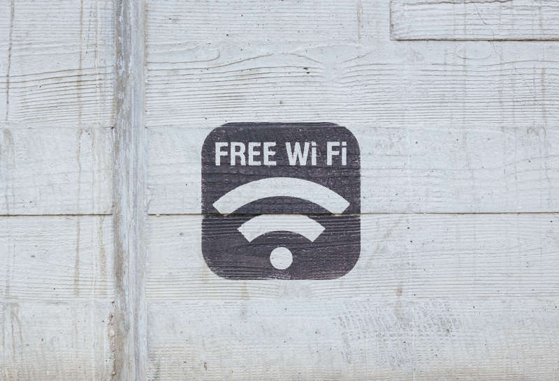 Letrero de wifi gratuito pintado en la pared