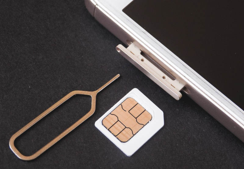 Carte SIM à côté du plateau de carte SIM ouvert