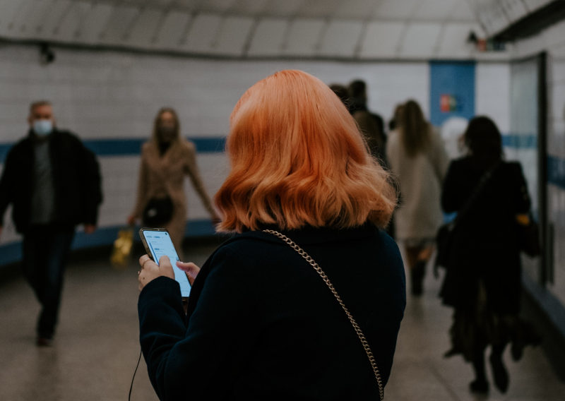 Mujer usando llamadas Wi-Fi en el metro