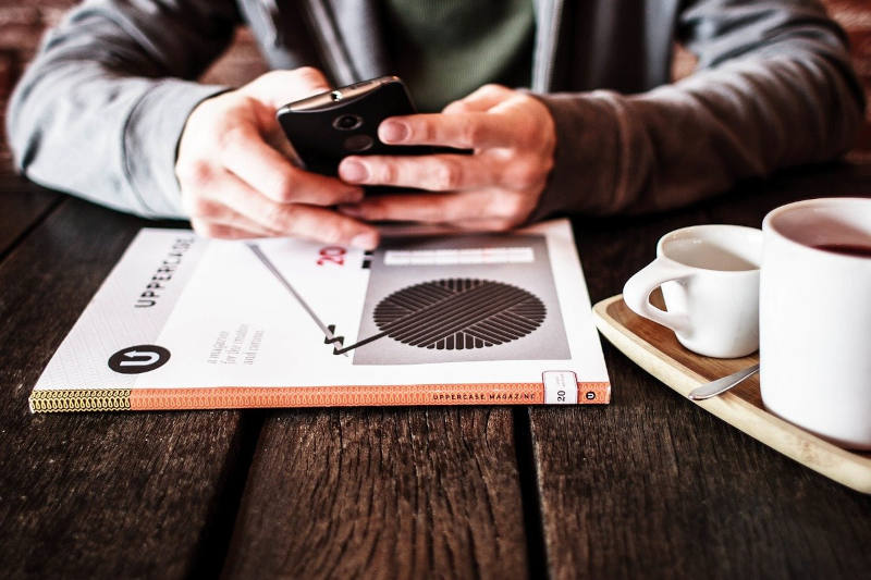 un homme installe un téléphone double SIM