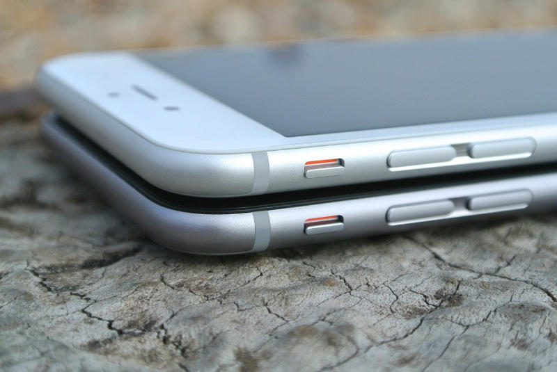 deux téléphones l'un sur l'autre
