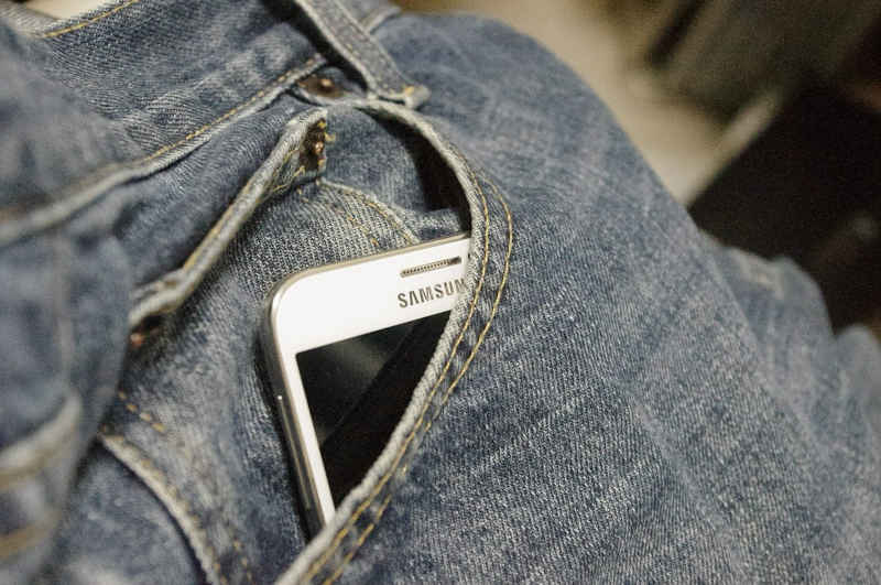 Teléfono Android eSIM en el bolsillo