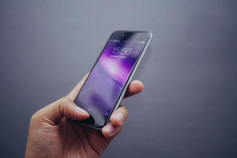 Main tenant un smartphone