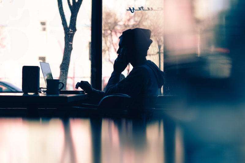Persona haciendo una llamada por Wi-Fi en una cafetería